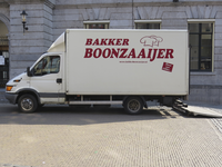 908386 Afbeelding van bestelbus van Bakker Boonzaaijer (fabriek: Vlampijpstraat 53), geparkeerd voor het Stadhuis ...